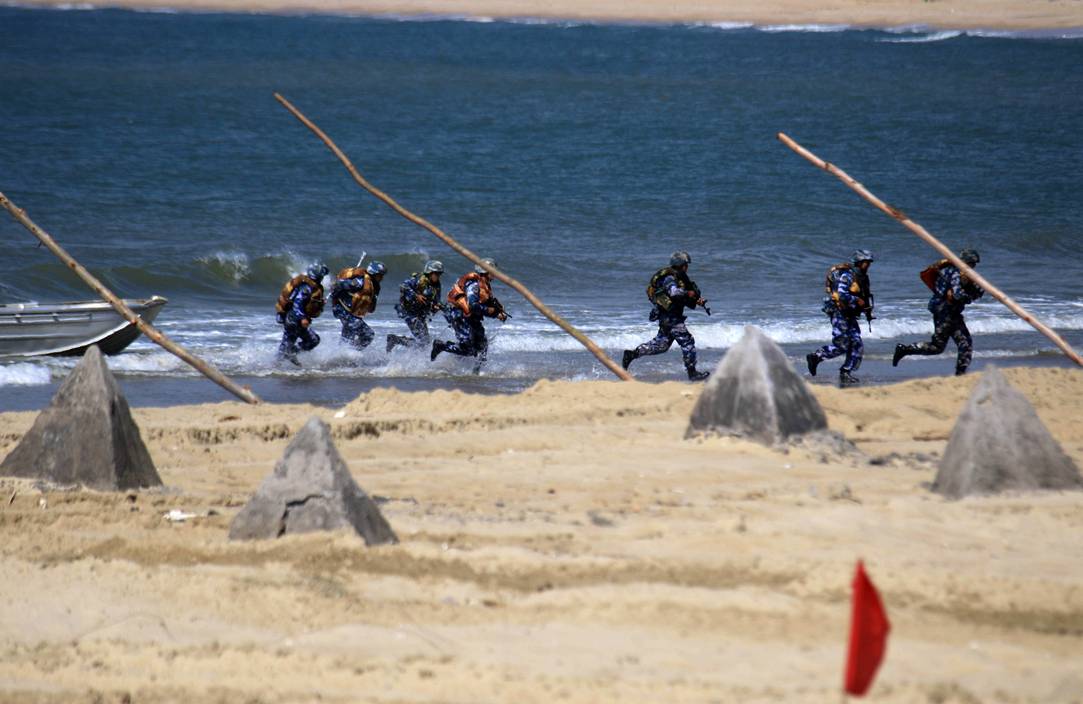 8月26日,海军陆战队某旅在粤西某海域进行抢滩登陆训练.