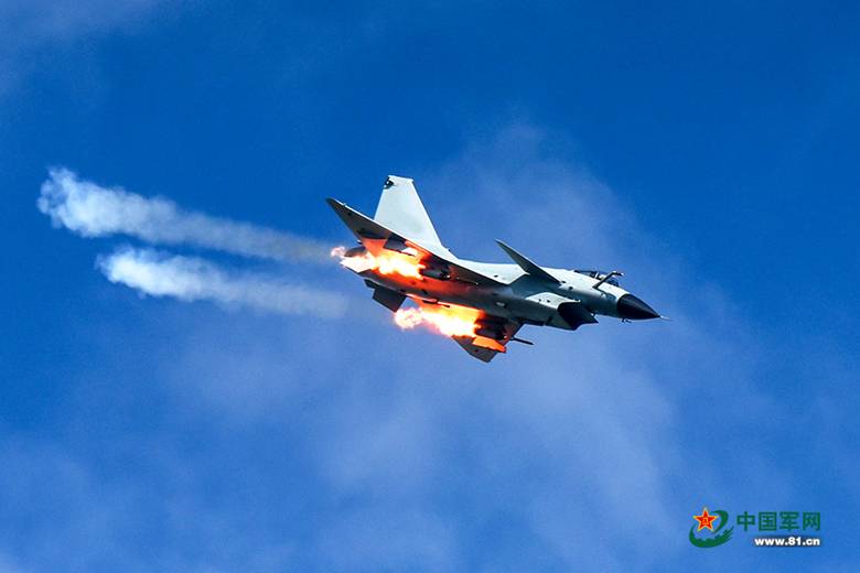 歼10战机实弹打靶稳准狠