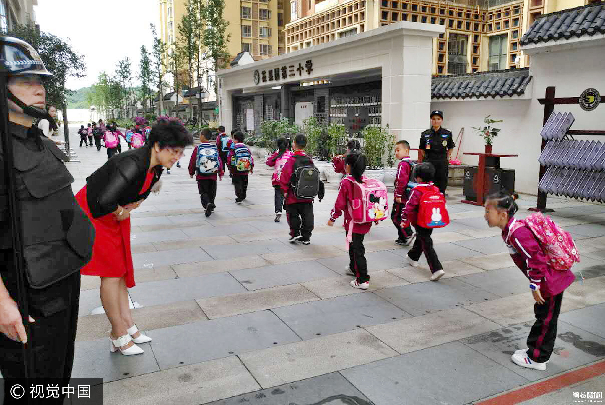 贵阳一小学老师给学生鞠躬敬礼被指作秀