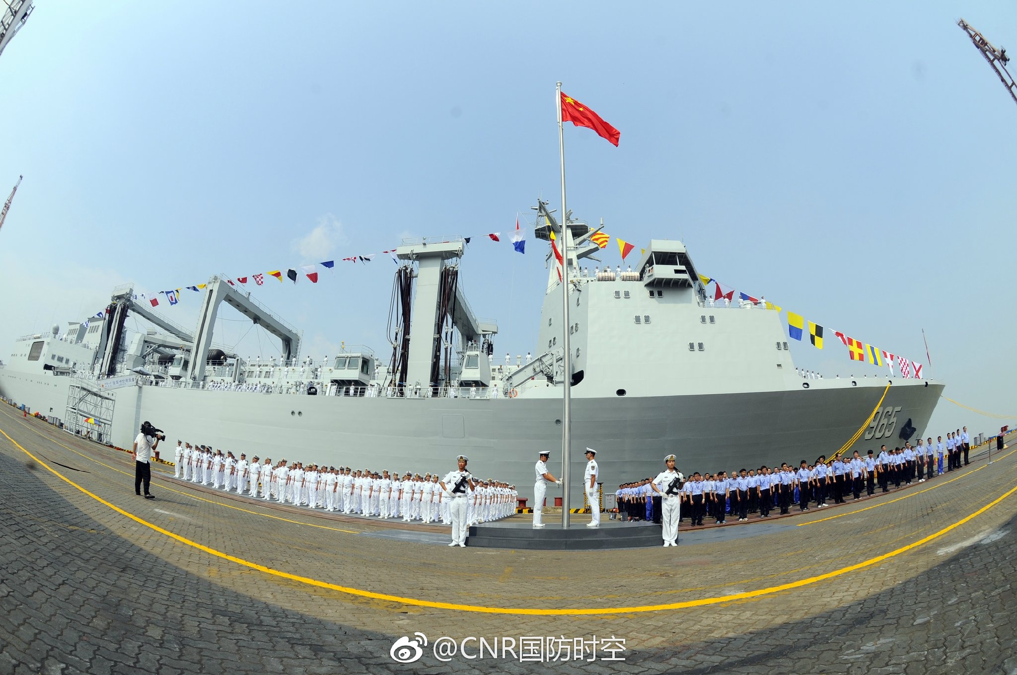 海军新型综合补给舰首舰呼伦湖舰入列命名授旗仪式,今天上午在广州