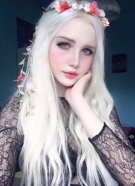 俄罗斯女孩天生银发酷似精灵靠美貌养活自己