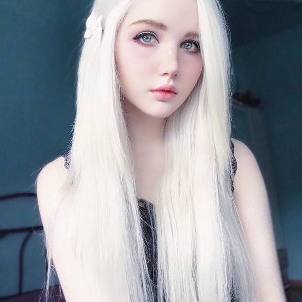 俄罗斯女孩天生银发酷似精灵靠美貌养活自己