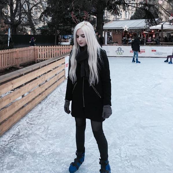 俄罗斯女孩天生银发酷似精灵靠美貌养活自己