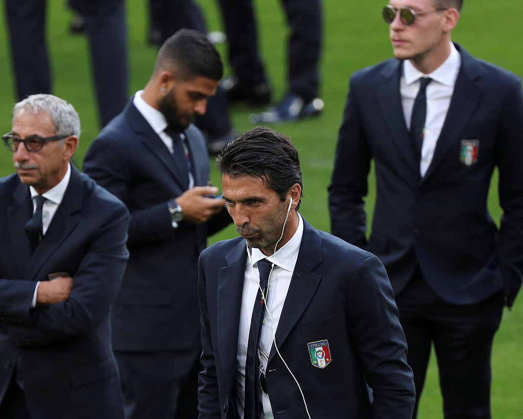 西装,墨镜,耳机 意大利确定不是在t台走秀?