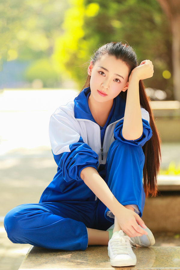8 中戏小花丁笑滢写真曝光 小清新校服风纯净甜美