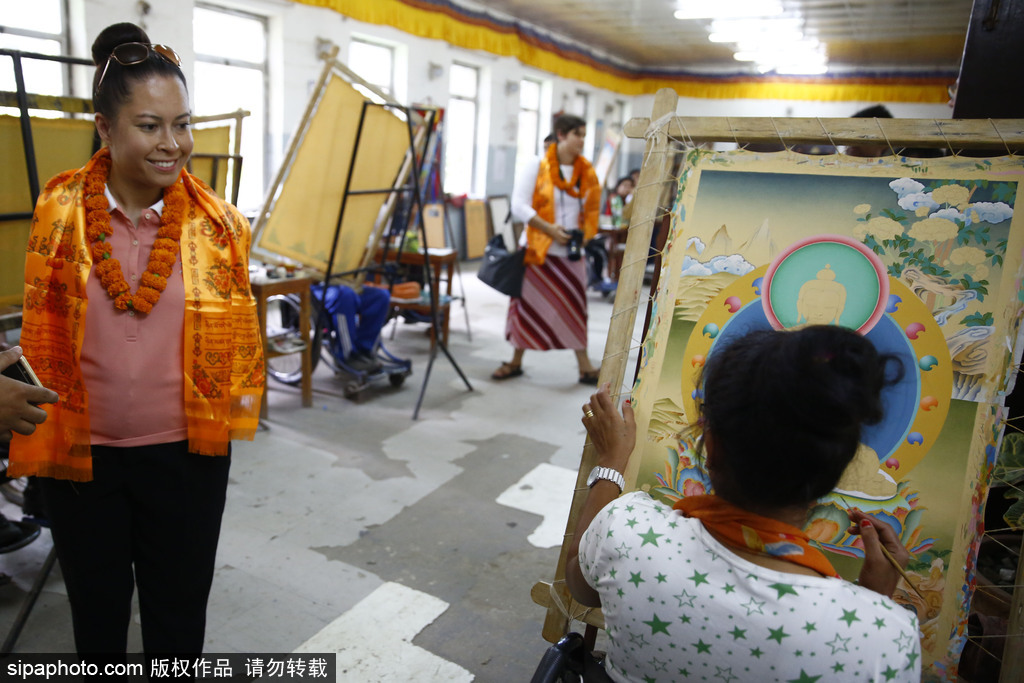 世界上首位获得执照的无臂女飞行员访问尼泊尔鼓励残疾人