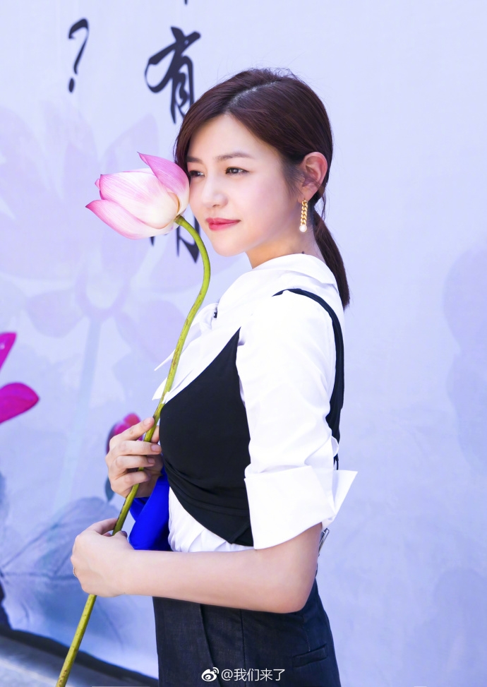 人比花娇!陈妍希手拿荷花雪肌红唇超诱人