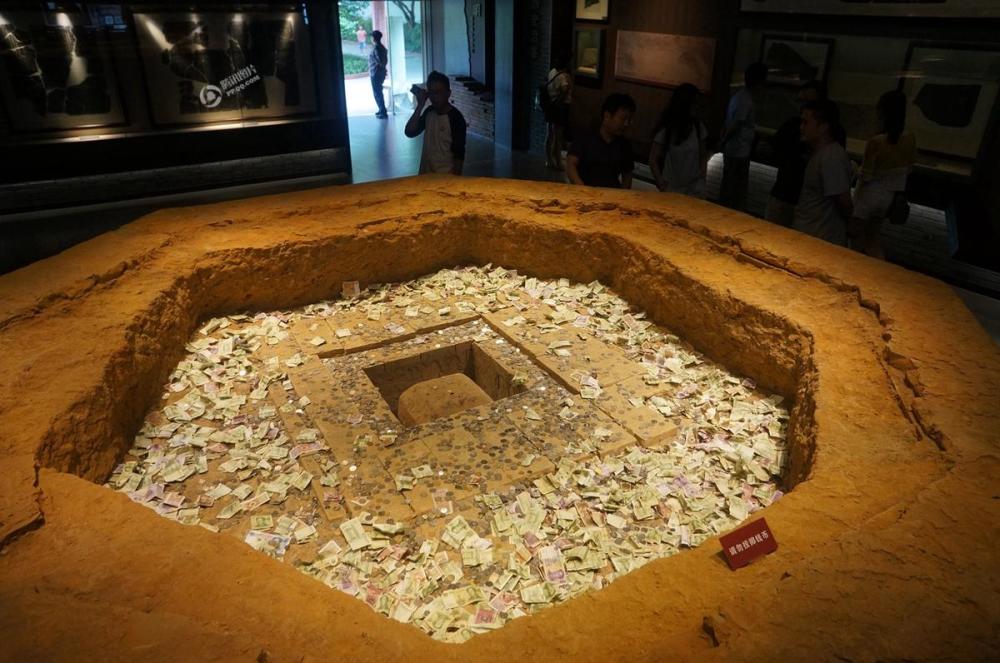 "雷峰塔地宫"被扔满钱币 实为模型