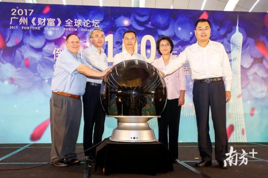 广州市市长、 2017广州《财富》全球论坛组织委员会主任温国辉(中),市委常委、宣传部长、2017广州《财富》全球论坛组织委员会副主任徐咏虹(右二),市委常委、市政府党组成员、2017广州《财富》全球论坛组织委员会副主任、执行委员会主任蔡朝林(左二),南方报业传媒集团党委书记、南方日报社社长刘红兵(右一),央视特约评论员、美国前总统卡特法律顾问、ABC电视台前台长、副总裁哈维•佐丁(Harvey Cary Dzodin)(左一)共同启动了寻访“全球财富故事•百张广东面孔”活动。