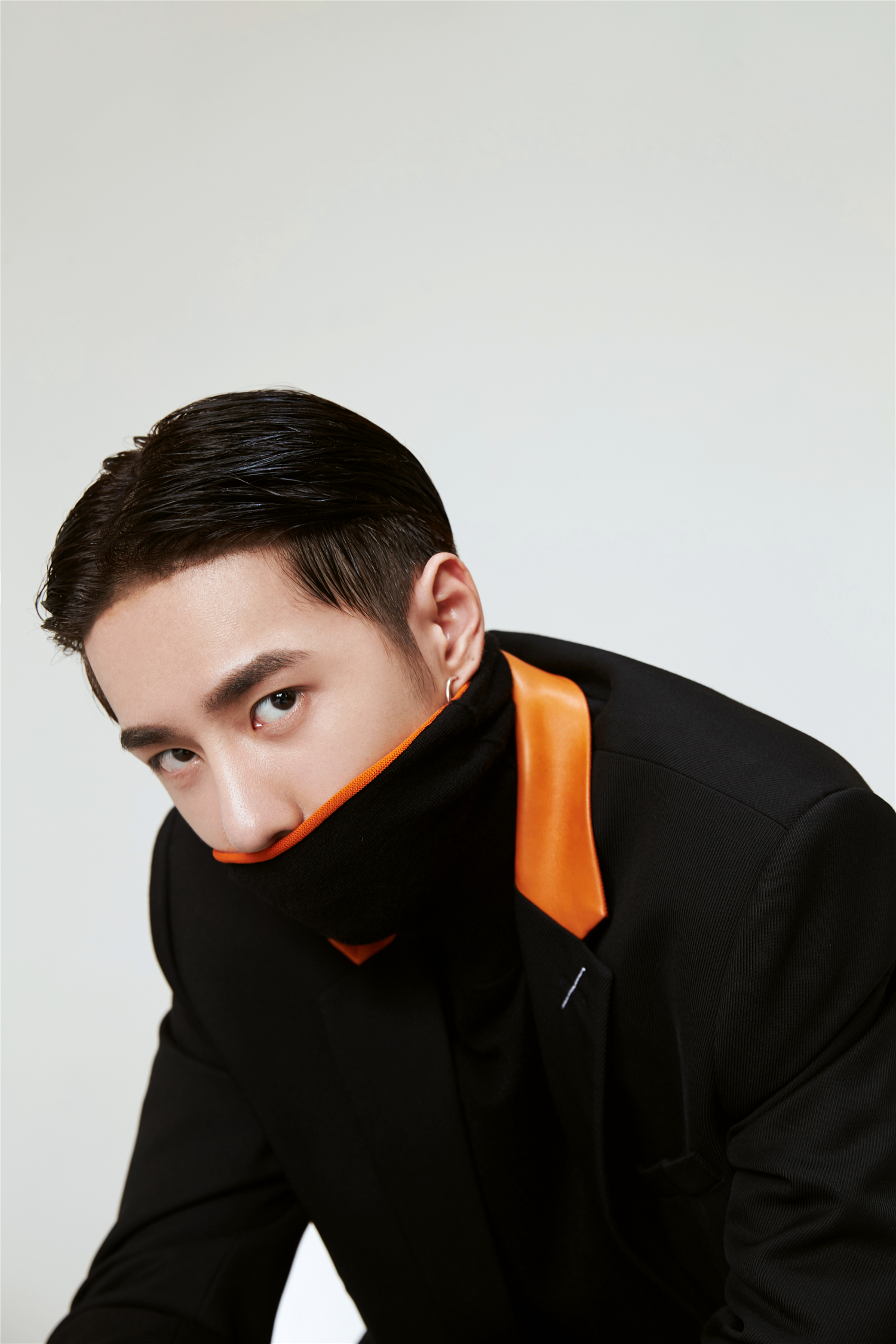 王一博爆最新写真 酷黑之间诠释酷感与温柔