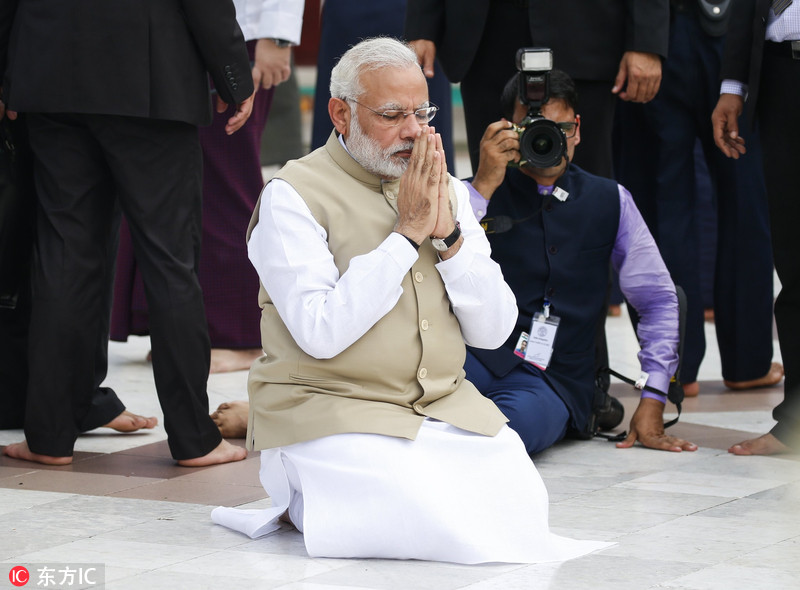 印度总理莫迪双手合十跪地祷告