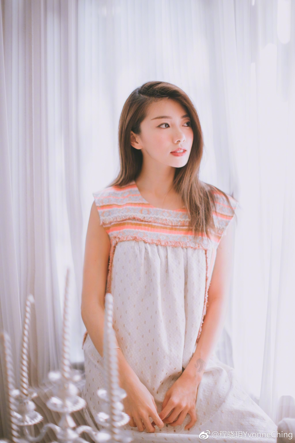 5 郑恺女友程晓玥对镜涂口红 美艳显名媛气质