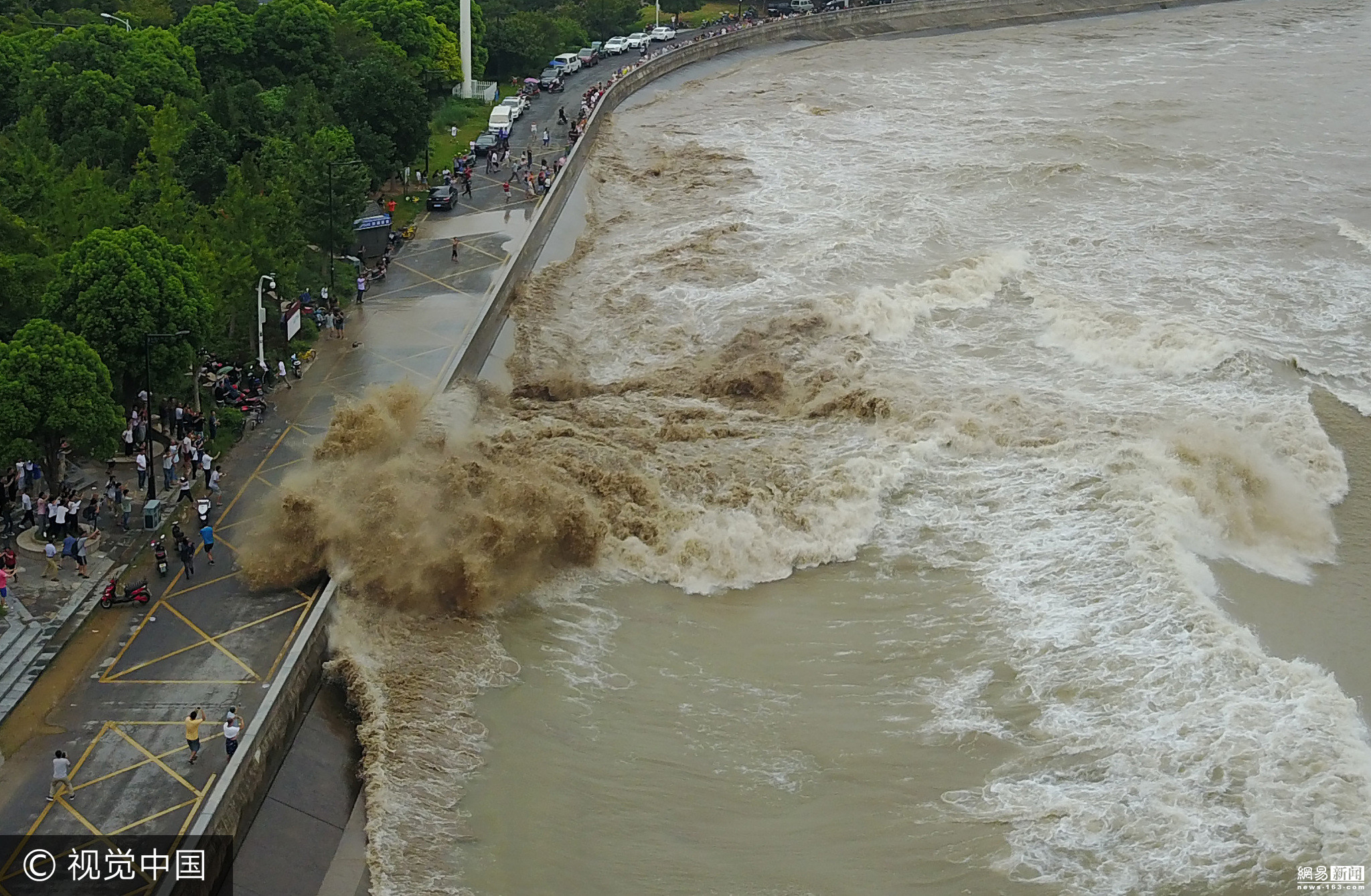 5 钱塘江潮水汹涌 "鬼王潮"来袭