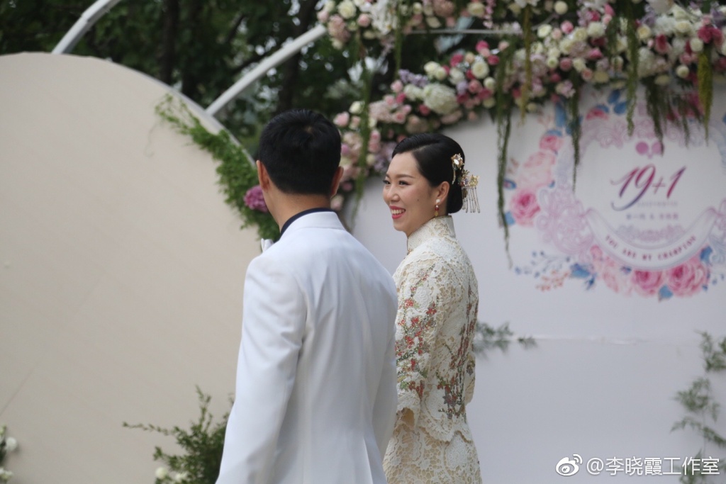 李晓霞今日大婚穿奢华礼服金首饰耀眼