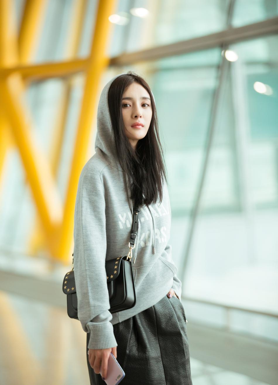 6 杨幂穿短裙出发纽约时装周 秀美腿似少女