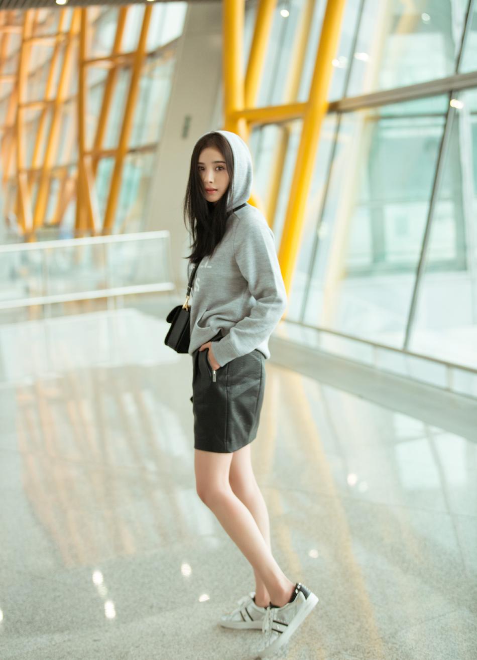 6 杨幂穿短裙出发纽约时装周 秀美腿似少女