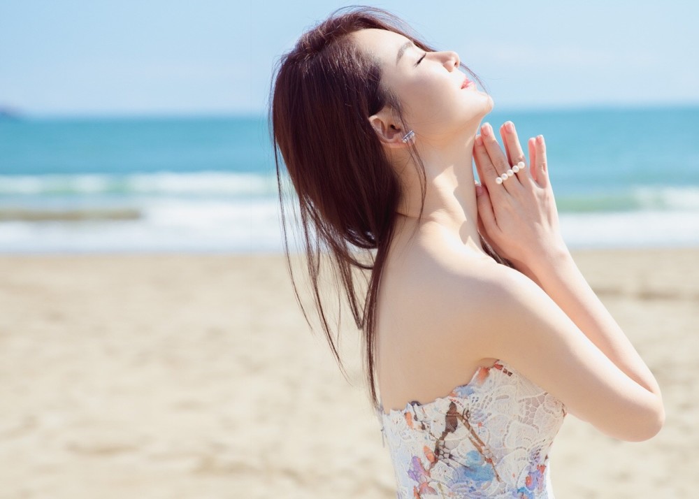 戚薇沙滩清凉照曝光 清纯动人似少女