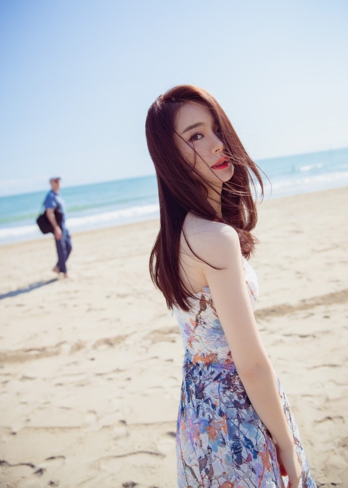 6 戚薇沙滩清凉照曝光 清纯动人似少女