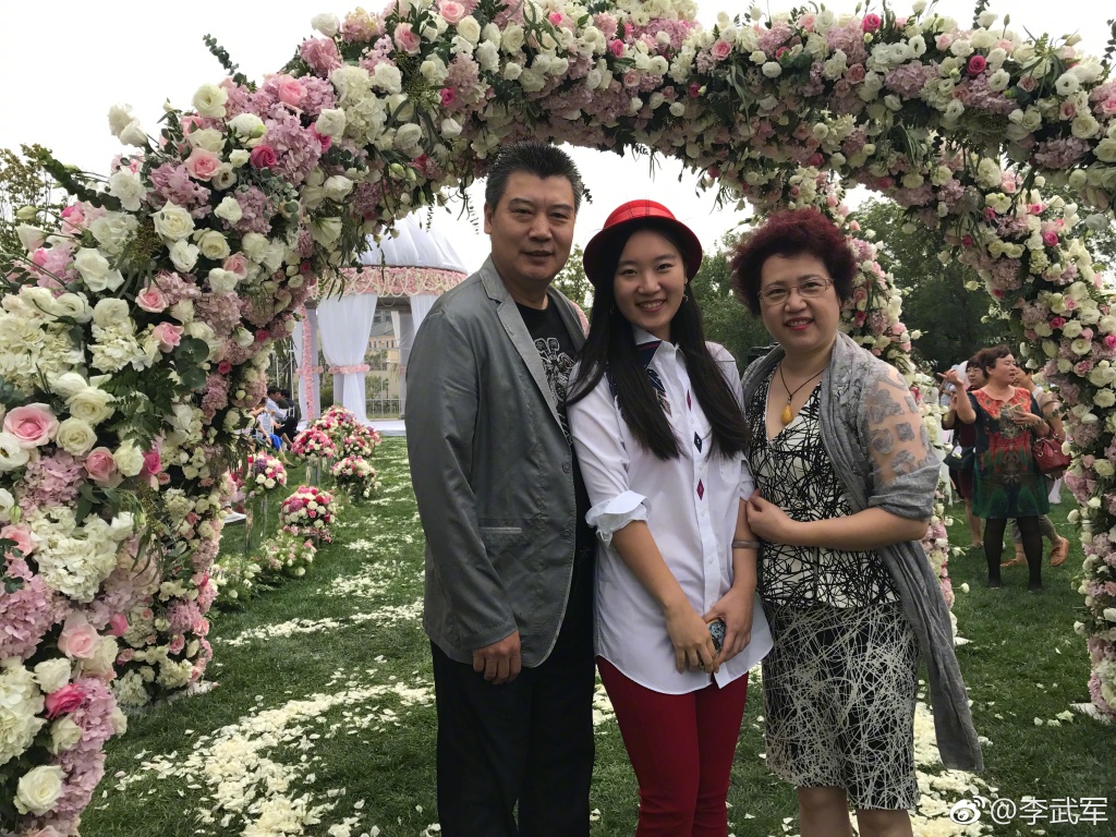 许昕和妻子姚彦,姚彦的发型……   伴郎方博   郝帅   女队教练