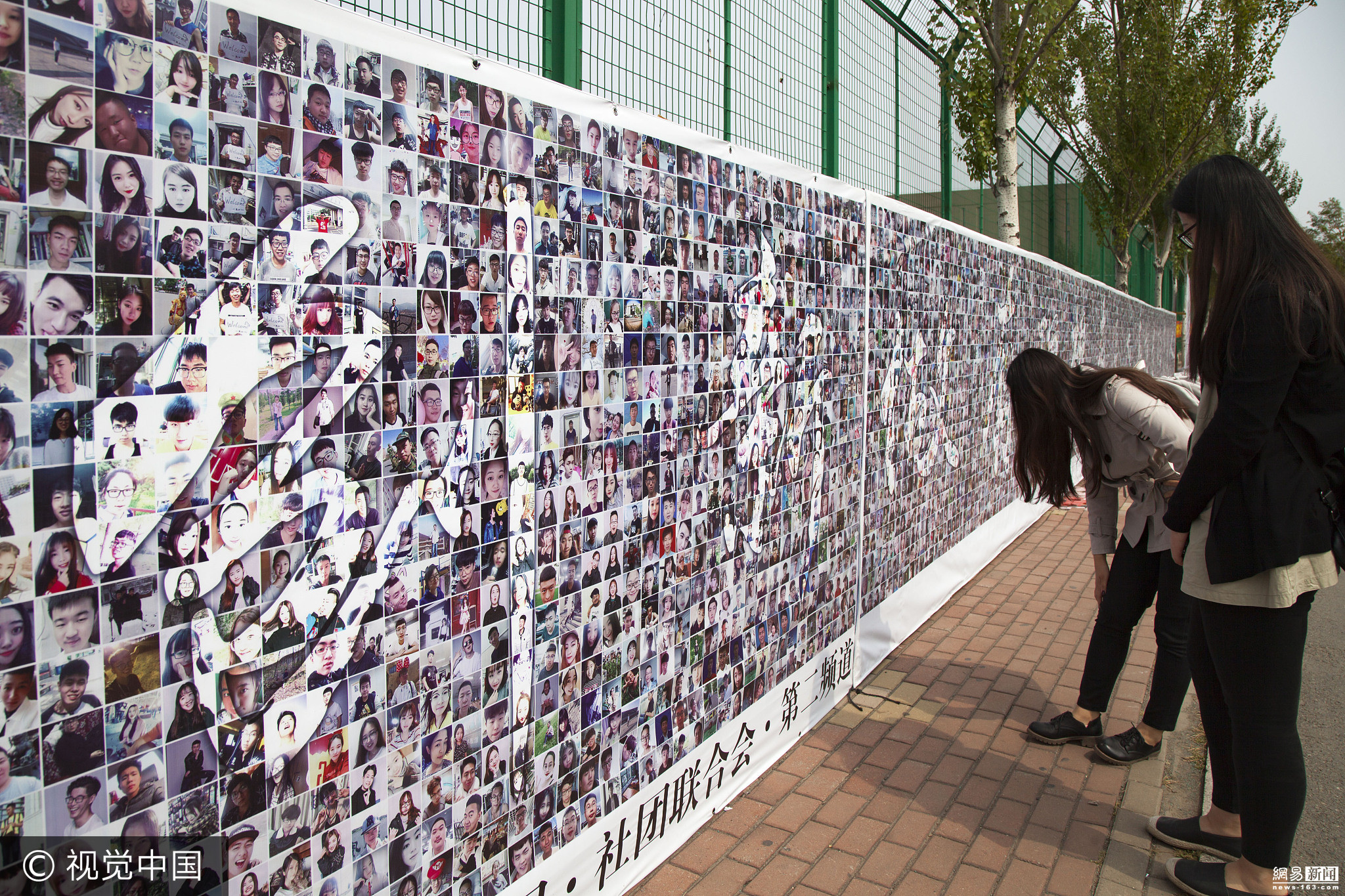 高校迎新现创意照片墙 万张笑脸照组合而成