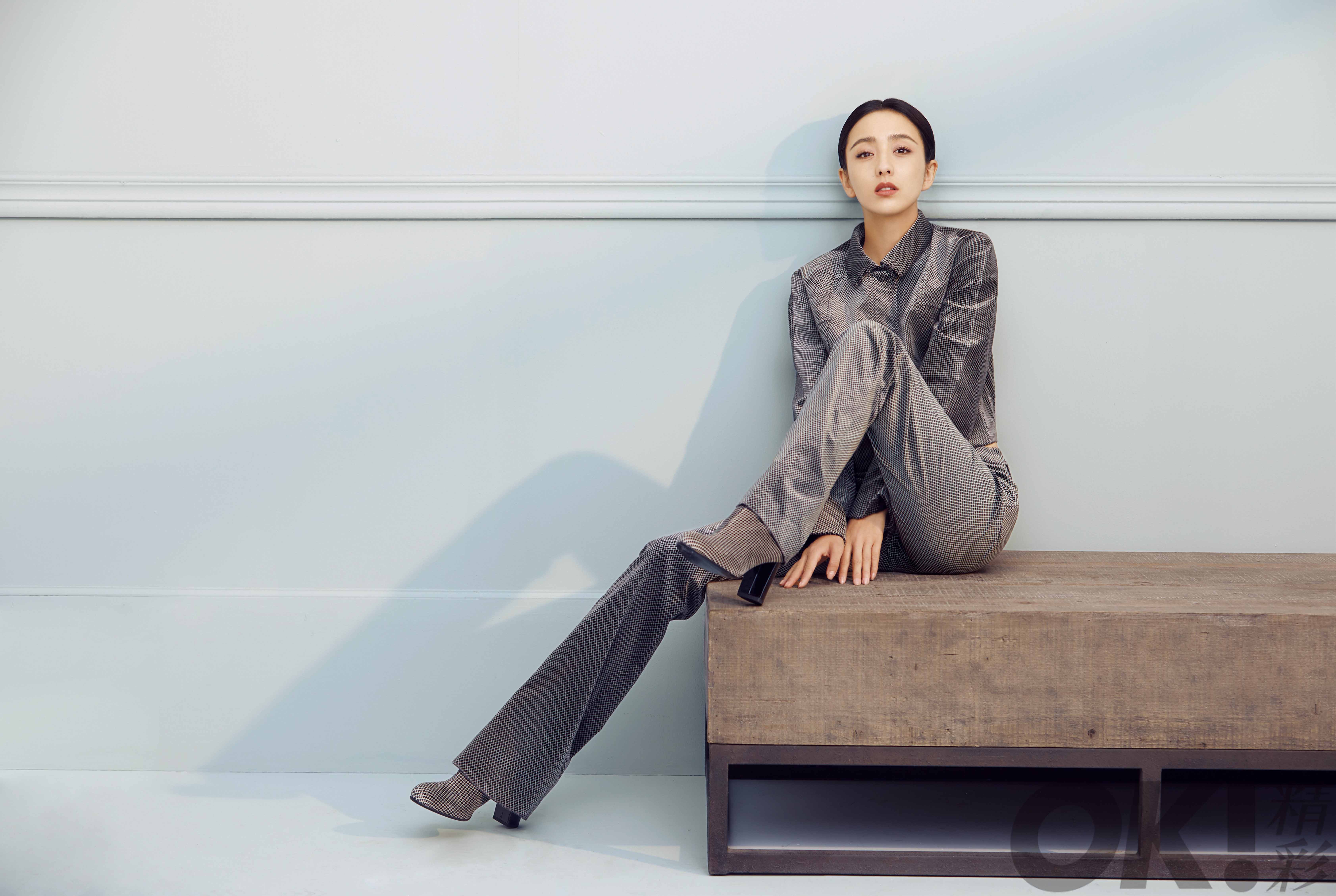 佟丽娅最新大片曝光 气质满分化身帅气女王