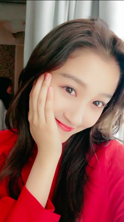 太养眼了关晓彤自拍视频比心卖萌