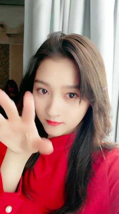 太养眼了关晓彤自拍视频比心卖萌