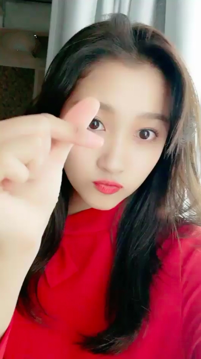 太养眼了关晓彤自拍视频比心卖萌