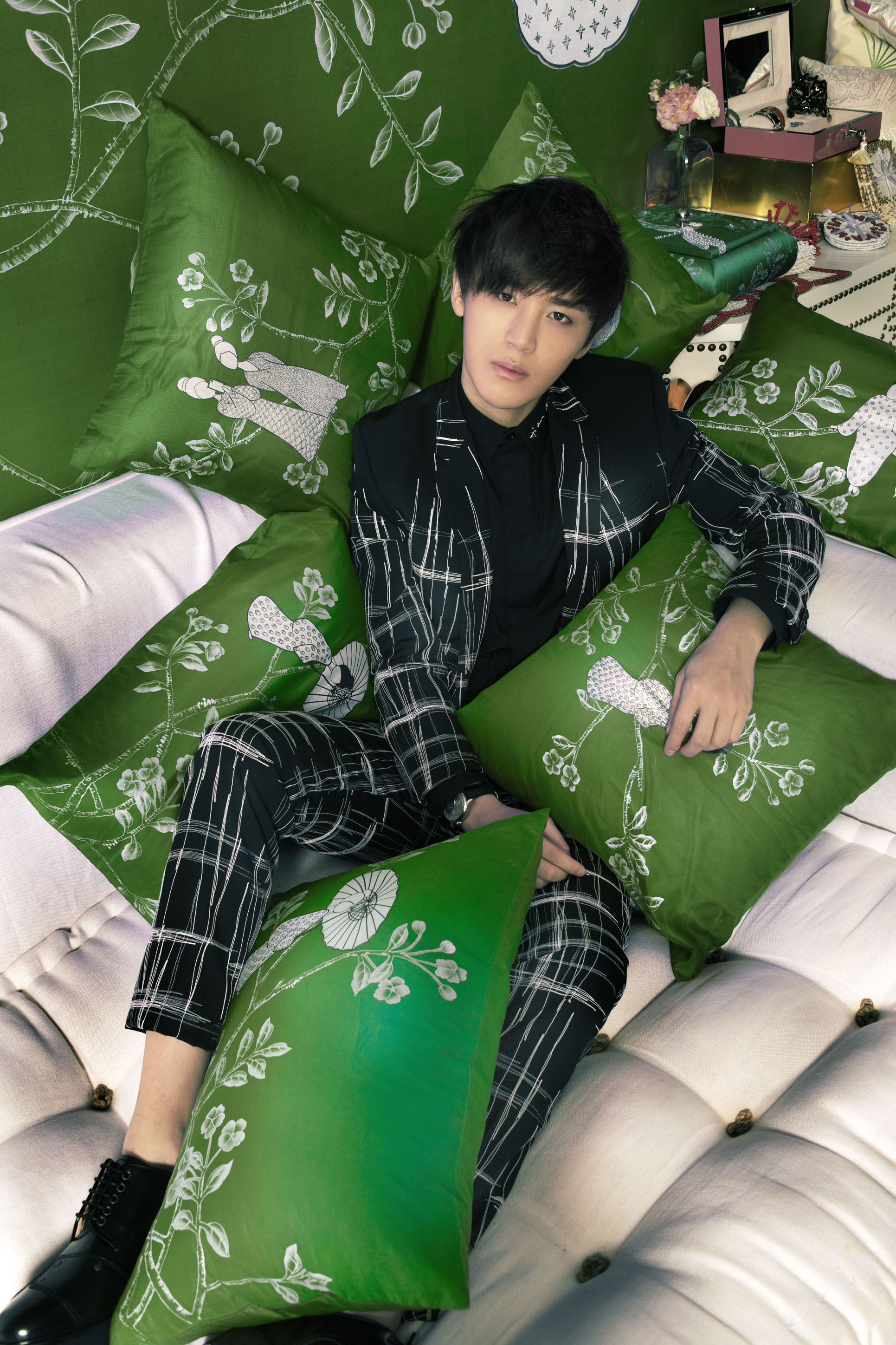 5 李炜时尚写真曝光  俊朗造型显随性气质