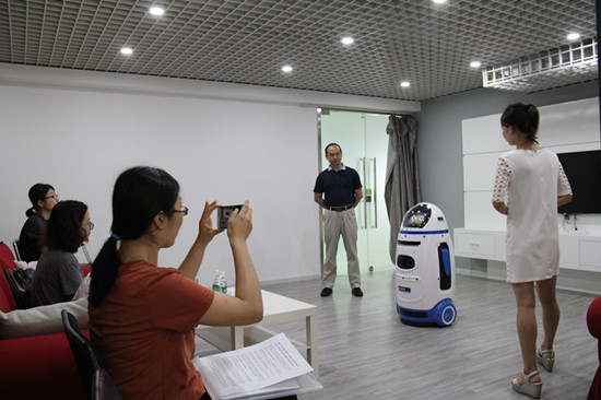 进化者机器人完成亿元a轮融资推出教师助手小胖