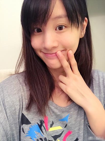 9月14日,章龄之在微博中po出一组美照并配文称:"出,月,子!