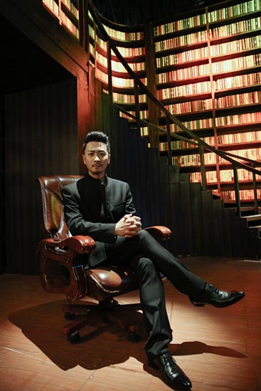 黄俊鹏录制《国家记忆》独挑主持大梁尽显好口才