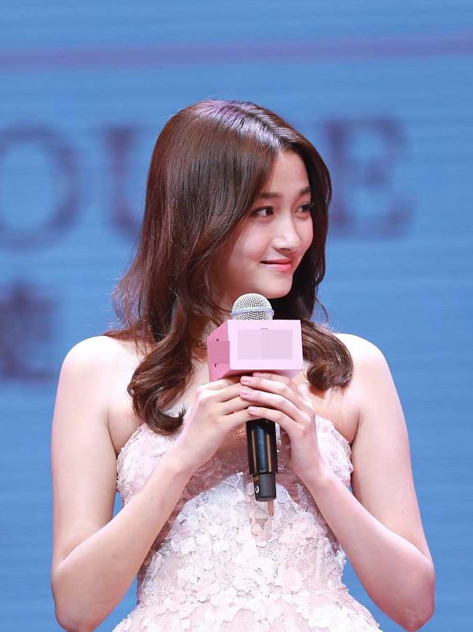 4 关晓彤穿抹胸蕾丝粉裙清新优雅 抿嘴微笑甜美可人