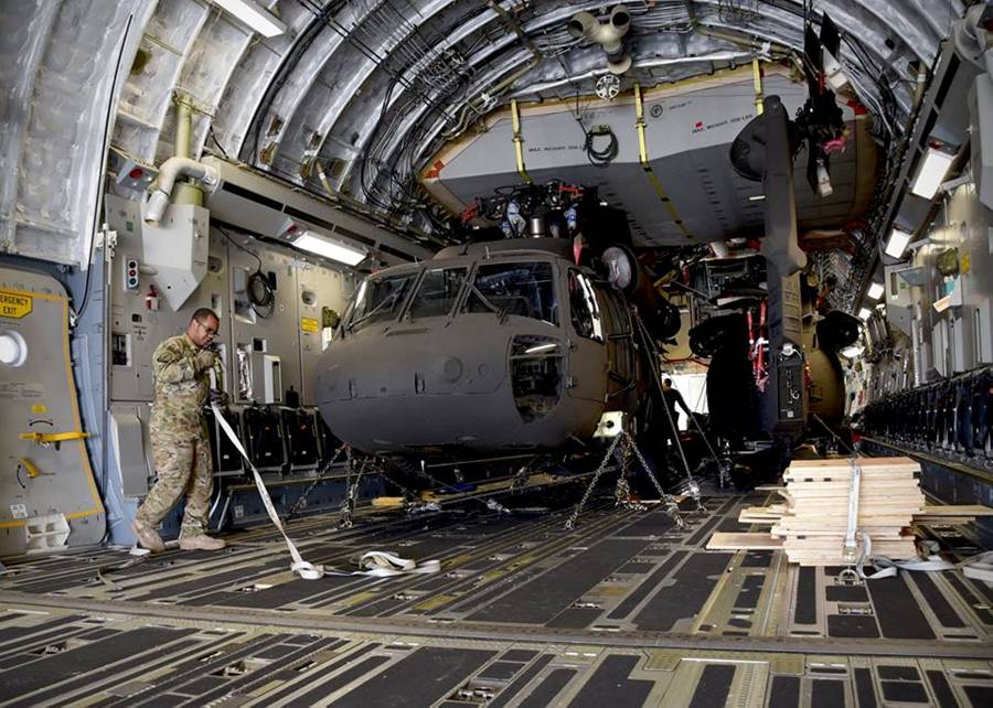 美军派c17运黑鹰直升机给阿富汗