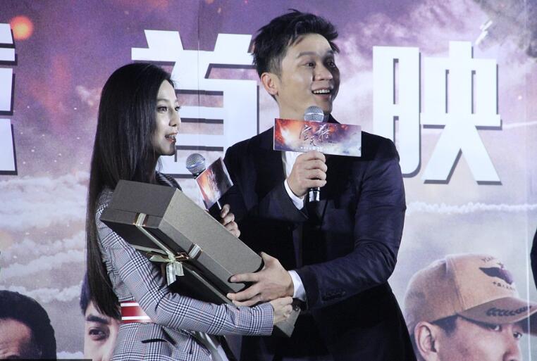 5 范冰冰踩高跟被李晨搀扶 吴京拄拐送抱支持