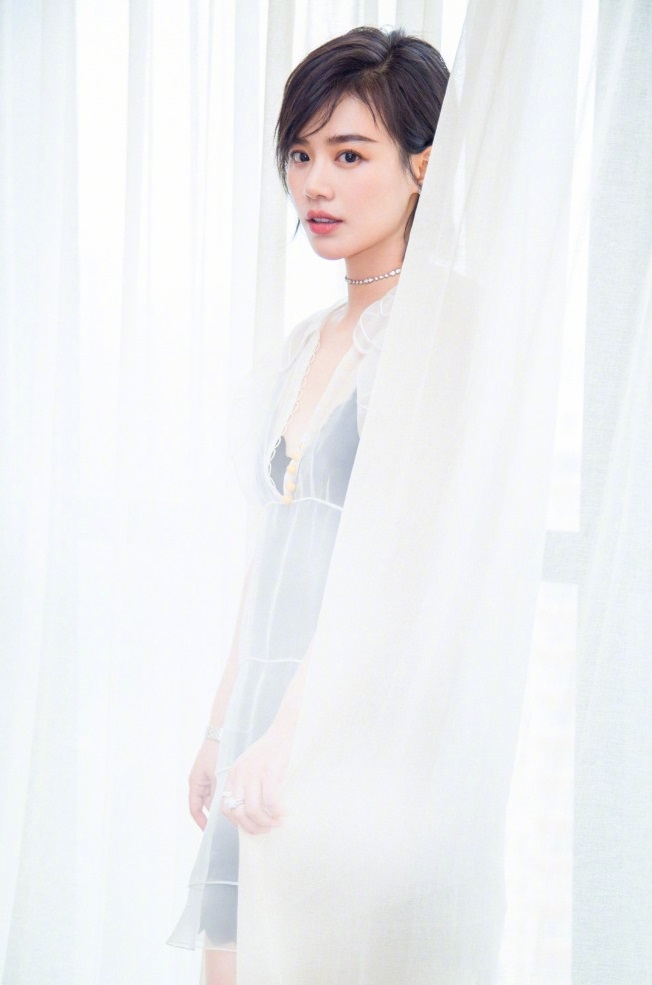 4 马思纯一袭透视v领裙超惹火 长腿夺目有仙气