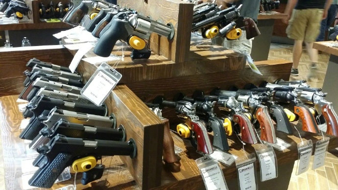美国枪店如超市买家随便选挑花眼