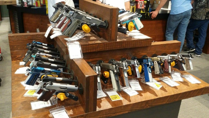 美国枪店如超市买家随便选挑花眼
