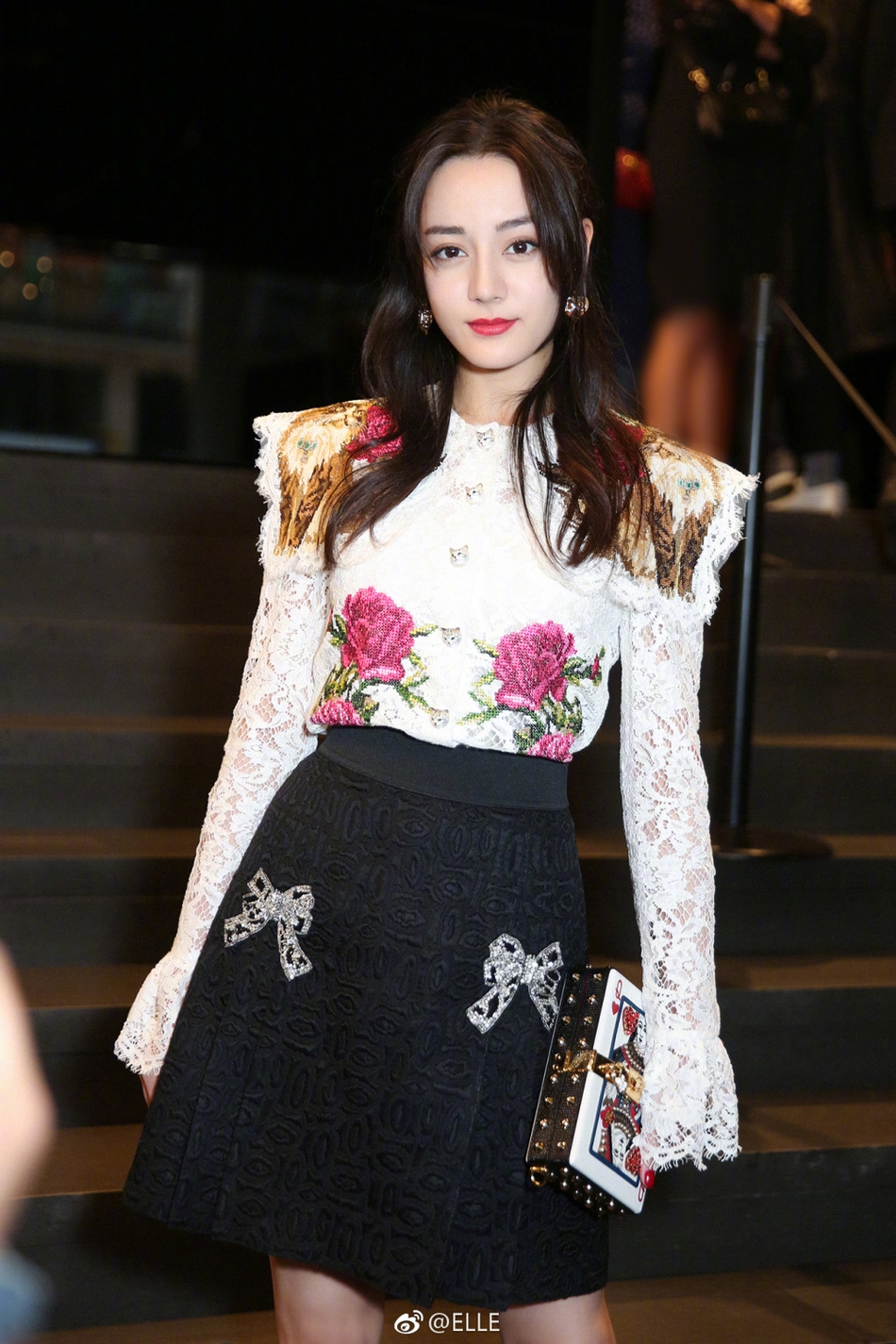 8 迪丽热巴镂空衬衫配黑短裙甜美可人 美腿白到发光