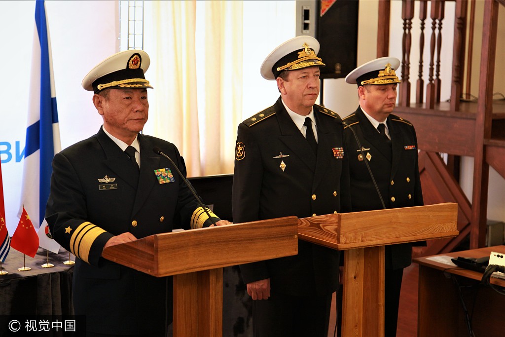 海军副司令员田中(左二),执行导演,海军副参谋长胡中明和演习俄方总