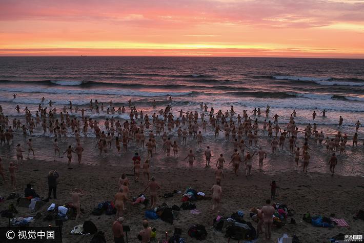 5 秋日海水刺骨 英国数百男女集体裸泳