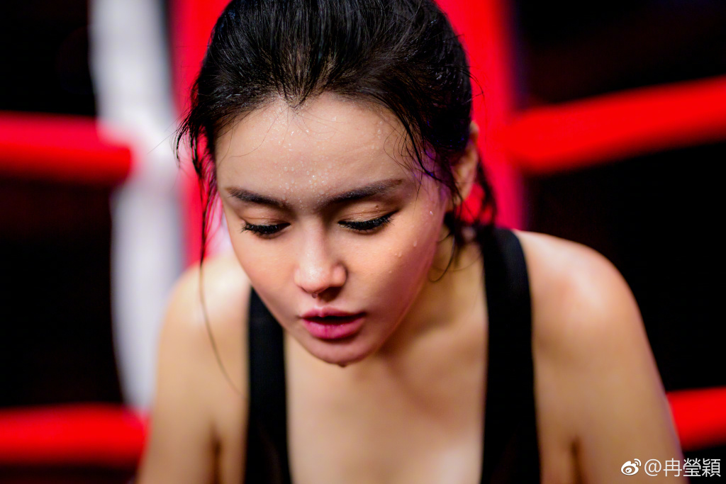 拳王的女人冉莹颖拳台挥汗如雨演极致性感