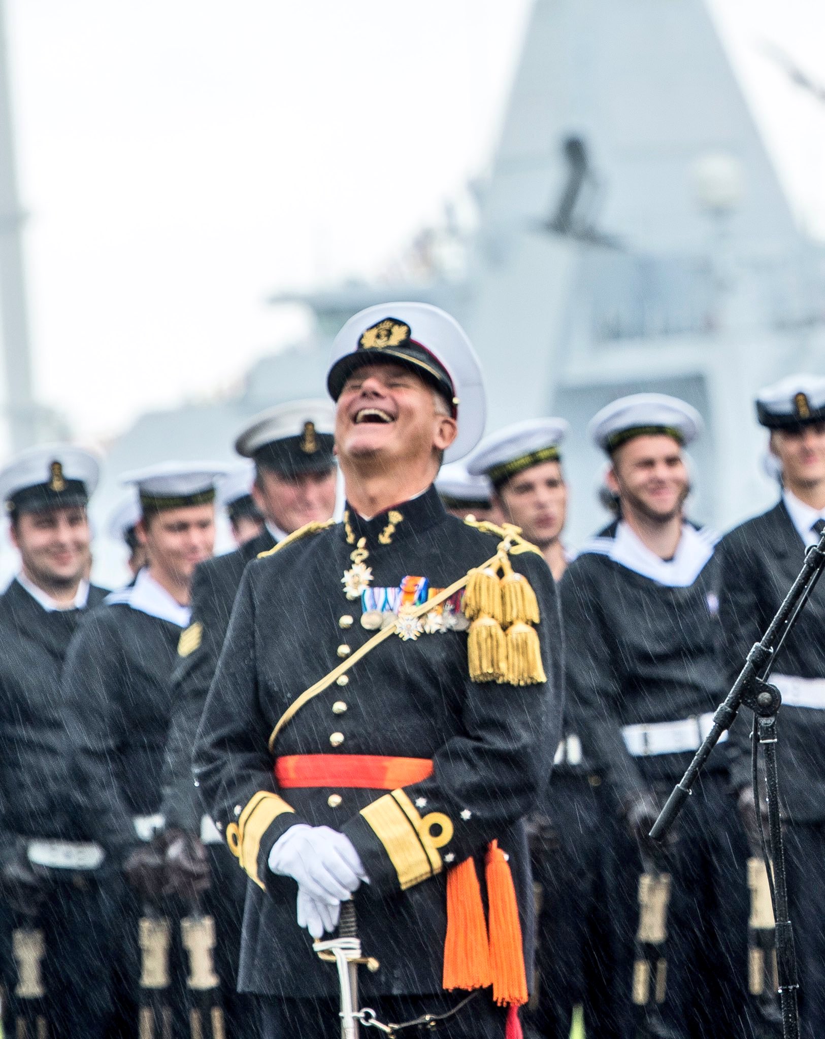 5 荷兰海军司令卸任 雨中仰天大笑