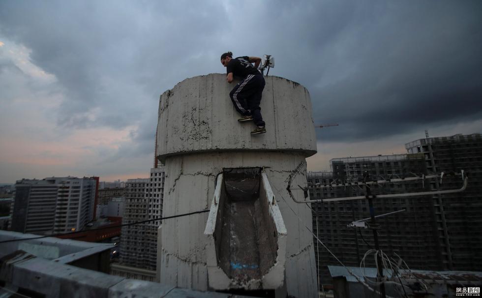 8 俄罗斯"爬楼族":花式作死为何受追捧?