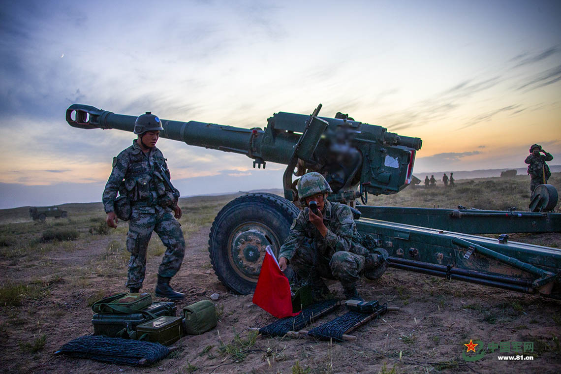 站在怒吼的火炮背后有多震撼?