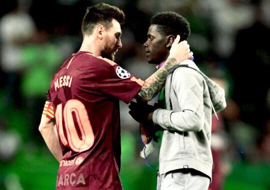 球迷冲场膜拜梅西吻球鞋 拥抱 说话 摸头杀