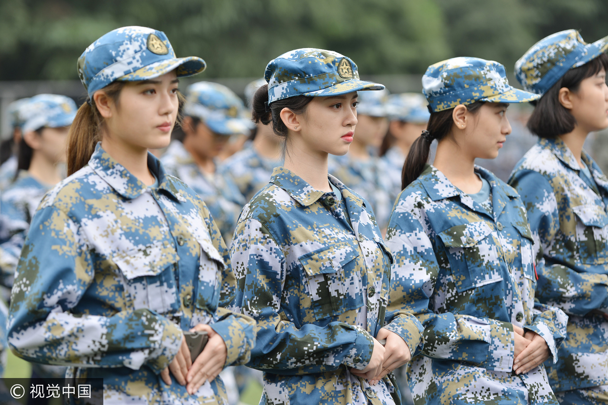 南艺新生军训颜值高 美女云集如明星秀