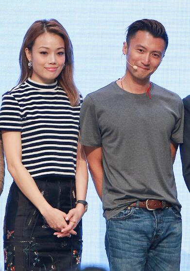 谢霆锋与容祖儿台上嬉笑不停