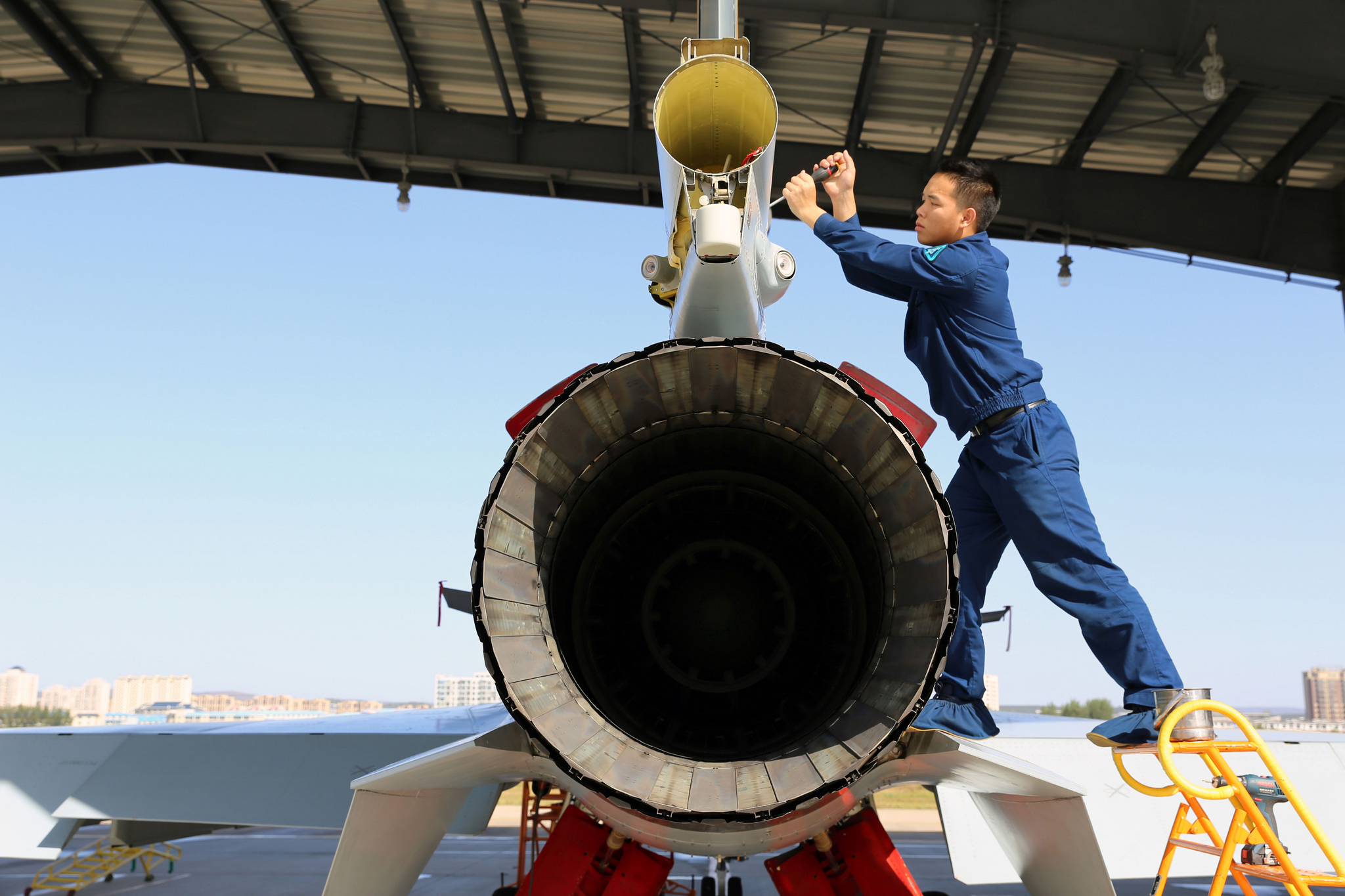 日前,北部战区空军航空兵某旅对歼-10b战机进行维修.