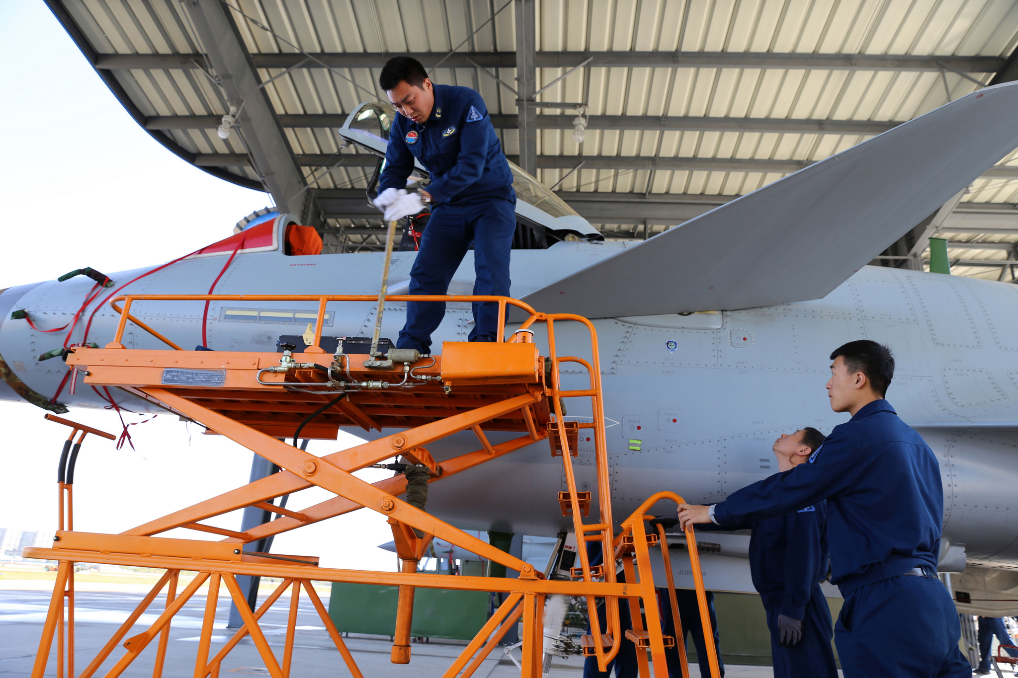 日前,北部战区空军航空兵某旅对歼-10b战机进行维修.